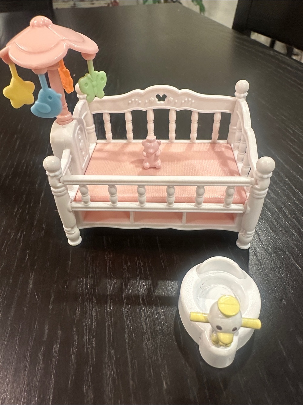 Calico Critters Otter Family with baby Accessories - Picture 2 of 5